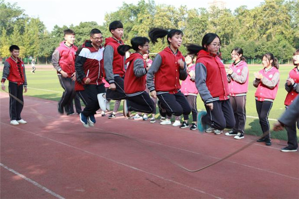 参加学生阳光体育锻炼.jpg